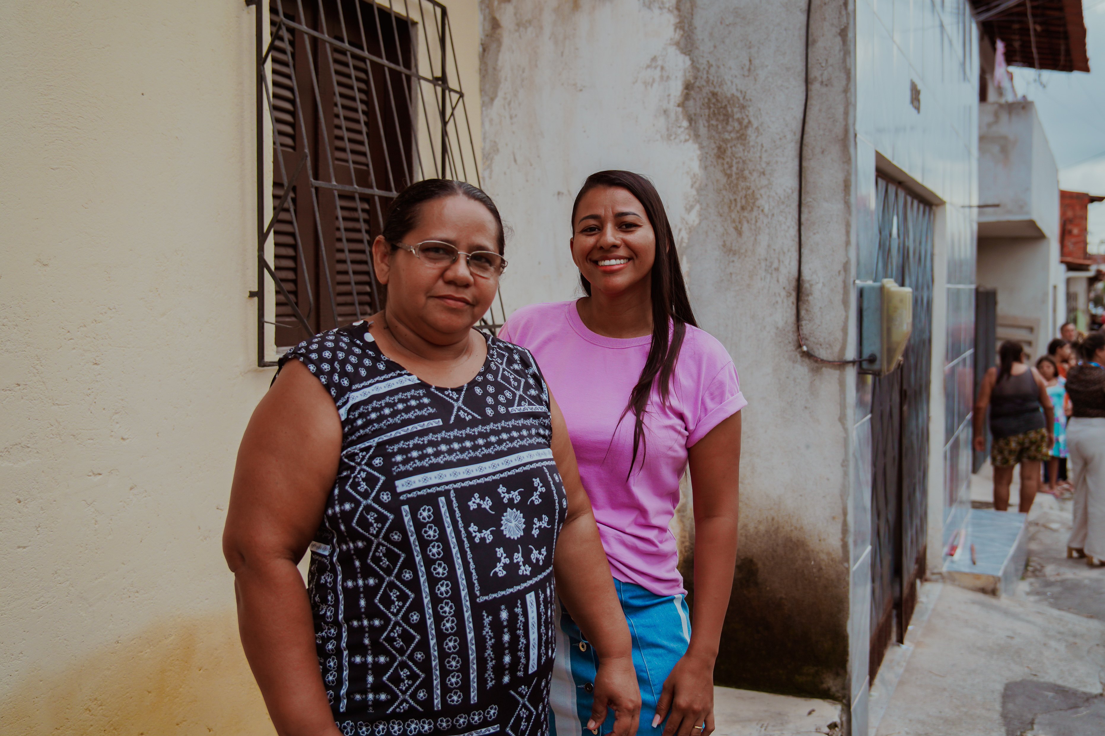 Vancilene Gomes e Priscila Silva posam para a foto